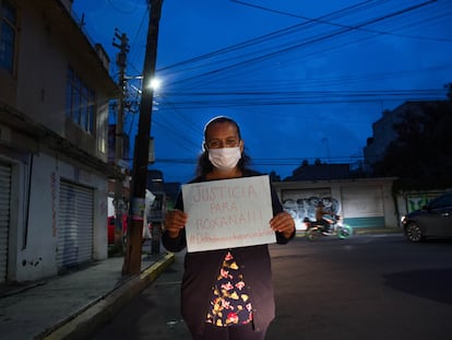 Ana Ruiz, la madre de Roxana Ruiz, pide justicia para su hija, este jueves, en el municipio de Nezahualcóyotl.