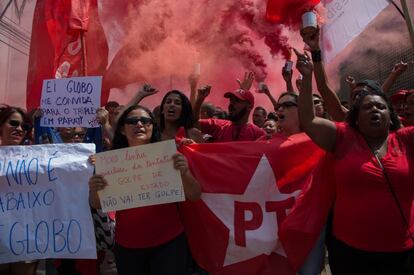 Presente à manifestação, o presidente do PT no Rio, Washington Quaquá, disse que Lula foi "sequestrado" pelo juiz Sérgio Moro. "Agora, teremos que construir uma nova democracia", disse, em registro da Agência Estado.