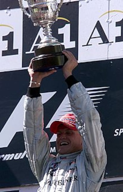 El escocés David Coulthard levanta el trofeo de ganador del Gran Premio de Austria.