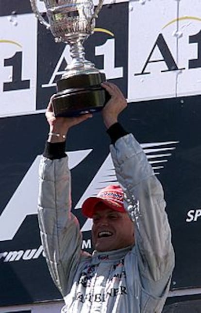 El escocs David Coulthard levanta el trofeo de ganador del Gran Premio de Austria.