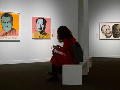 Una visitant en una sala de l'exposició 'El somni americà', al CaixaForum.