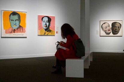 Una visitant en una sala de l'exposició 'El somni americà', al CaixaForum.