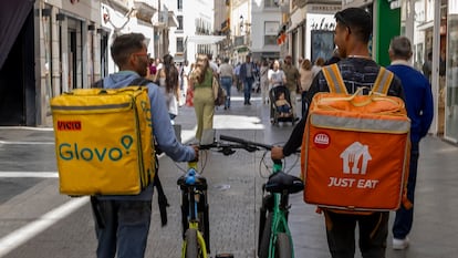 Repartidores de las plataformas Just Eat y Glovo en Málaga, el pasado mes de mayo.