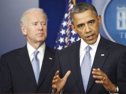 El vicepresidente, Joseph R. Biden, junto al presidente de Estados Unidos, Barack Obama, durante la rueda de prensa tras evitar el abismo fiscal.