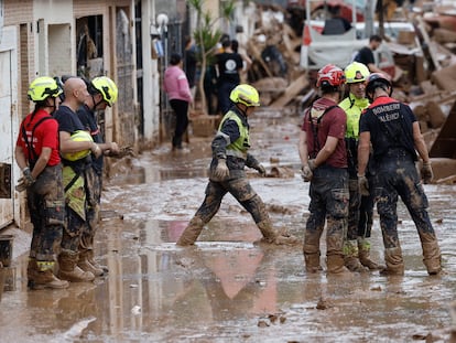 Efectivos del cuerpo de bomberos trabajan en la limpieza y retirada del lodo en Alfafar (Valencia), este viernes.