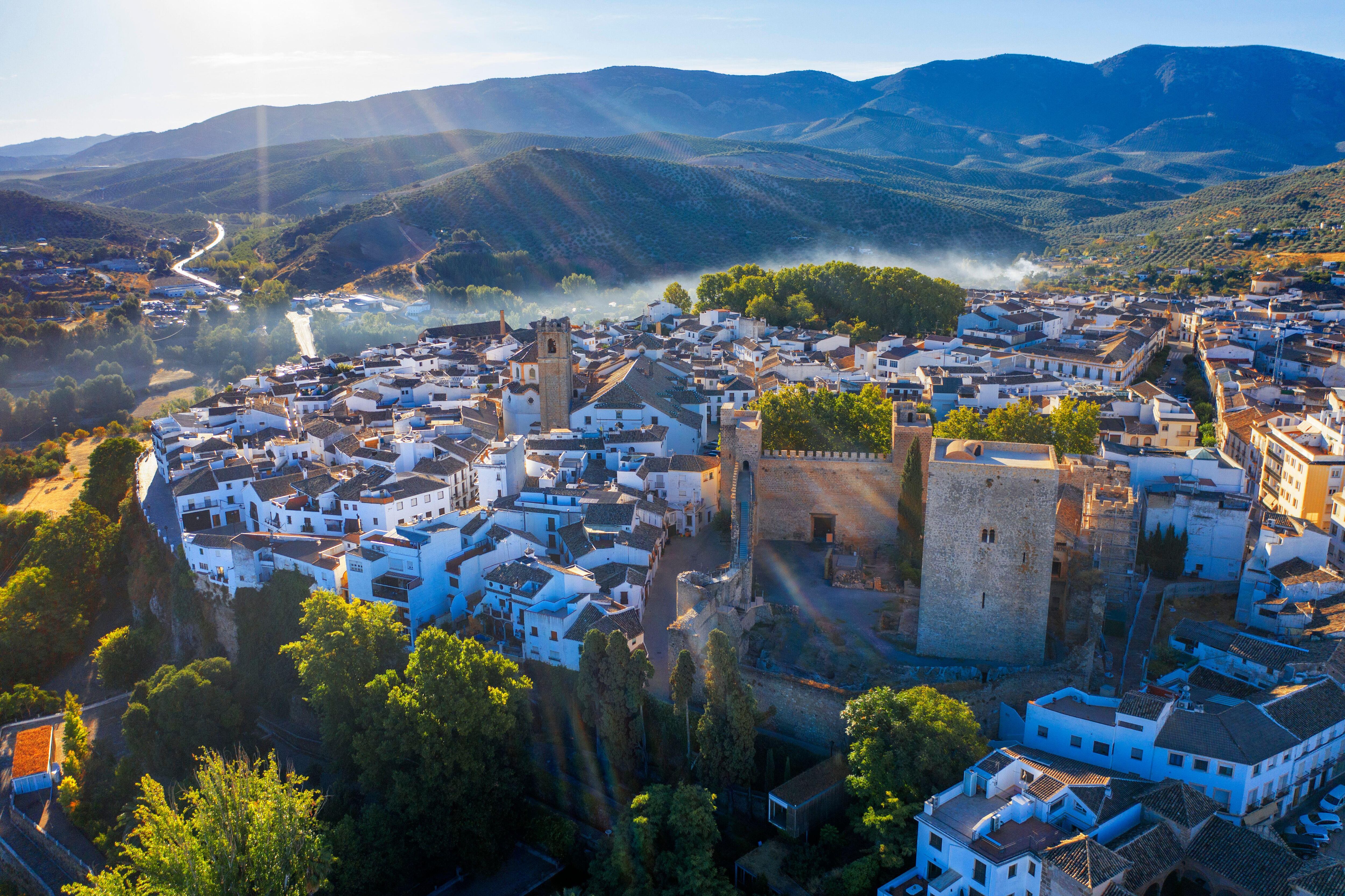 Vista aérea de Priego de Córdoba, y su castillo.