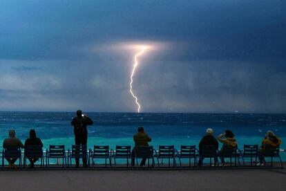 Un grupo de personas mira una tormenta eléctrica sobre el mar Mediterráneo en la ciudad francesa de Niza, el 23 de octubre.