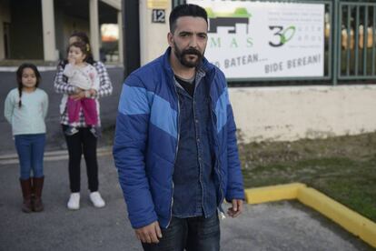 La familia Manzanares Cortés -con Pedro en primer término y su mujer y dos hijas al fondo- en la puerta del alabergue donde están instalados hasta que se resuelva su situación.