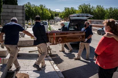 Entierro del padre Serafín, fallecido por Covid-19, el viernes pasado en el cementerio de La Almudena, Madrid.