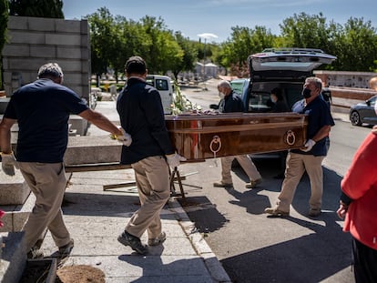 Entierro del padre Serafín, fallecido por Covid-19, el viernes pasado en el cementerio de La Almudena, Madrid.