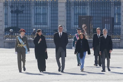 La princesa Leonor, la reina Letizia, el presidente del Gobierno, Pedro Sánchez, la ministra de Defensa, Margarita Robles, y el ministro del Interior, Fernando Grande-Marlaska, este sábado en la Plaza de la Armería del Palacio Real, durante la ceremonia de la Pascua Militar de este sábado.