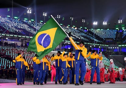 Atletas da delegação brasileira levam a bandeira do Brasil na cerimônia de abertura das Olimpíadas de Inverno em Pyeongchang, na Coreia do Sul, nesta sexta-feira, 9 de fevereiro.