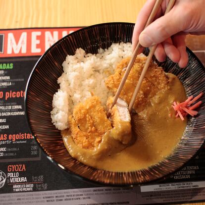 'Katsu Curry' de lomo de cerdo empanado con arroz y curry japonés en Don Panko.