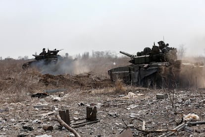 Tanques de fuerzas prorrusas, el domingo, cerca de Mariupol.