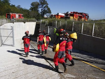 Militars traient aigua del t&uacute;nel de l&#039;AVE a Girona