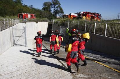 Militars traient aigua del t&uacute;nel de l&#039;AVE a Girona