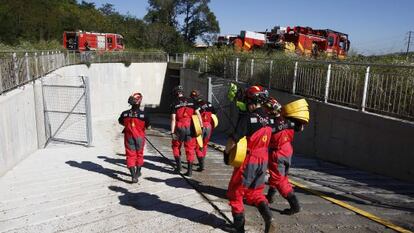 Militars traient aigua del túnel de l'AVE a Girona