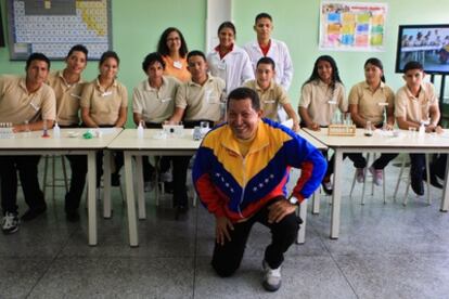 El presidente venezolano posa con estudiantes de una escuela del estado de Portuguesa.