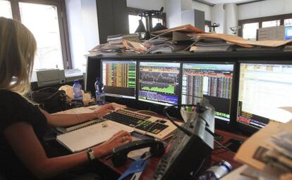 Una operadora de bolsa en un banco de Milán con el sistema Bloomberg