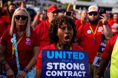 Trabajadores se manifiestan en apoyo de los huelguistas en la planta de ensamblaje de Ford de Louisville (Kentucky), el 21 de septiembre.