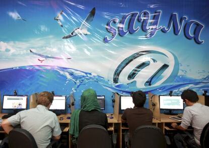Ciudadanos iraníes en un cybercafé en Teherán.