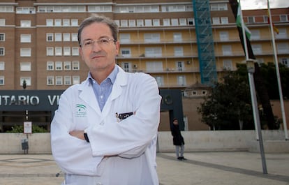 José Miguel Cisneros, frente al edificio principal del Hospital Virgen del Rocío de Sevilla.