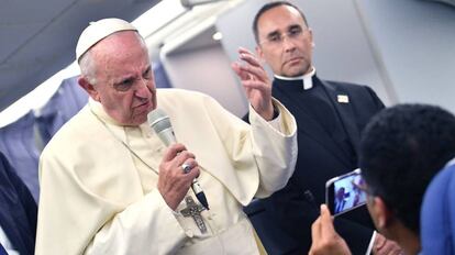 O Papa Francisco faz uma declaração aos jornalistas a bordo do avião durante o voo de volta para a Itália depois de sua visita à América do Sul.