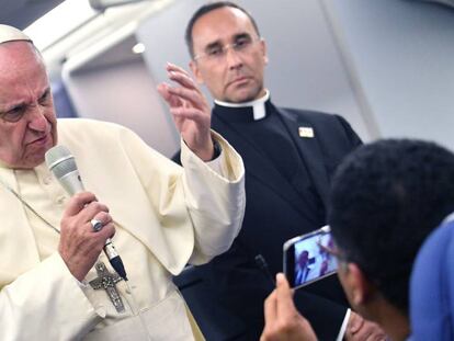 O Papa Francisco faz uma declaração aos jornalistas a bordo do avião durante o voo de volta para a Itália depois de sua visita à América do Sul.