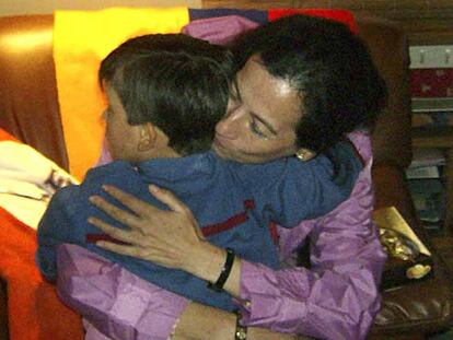 Clara Rojas abraza a su hijo Emmanuel tras seis años secuestrada.