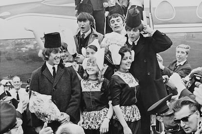 Por su primera actuación pública en The Cavern en 1961, The Beatles cobraron cinco libras y a George Harrison casi no le dejan pasar porque vestía vaqueros. 58 años después de aquello, el universo 'beatle' sigue generando más de 80 millones de libras a la economía de la ciudad. En la imagen, su llegada al aeropuerto de Ámsterdam.