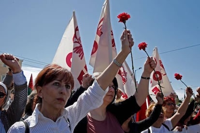 Afiliados al sindicato comunista PAME se manifiestan a las puertas del Parlamento para celebrar el Primero de Mayo, este miércoles, en Atenas (Grecia).