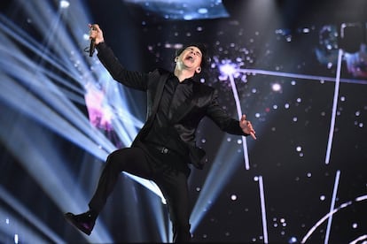 La gala ha recibido a Panic! At the Disco, cuyo cantante, Brendon Urie, ha descendido, con un montaje audiovisual, desde la torre de BEC al centro del escenario para cantar 'High Hopes'.