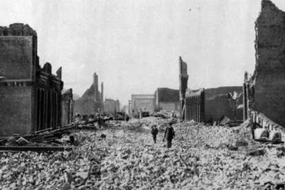 Habitantes de San Francisco caminan entre las ruinas de la ciudad tras el terremoto del 18 de abril de 1906.