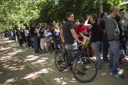 Asistentes a la Feria del Libro de Madrid hacen cola para una firma de ejemplares.