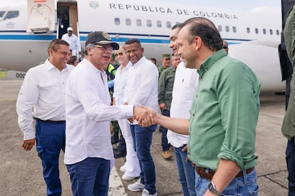 Gustavo Petro saluda al alcalde de Cali, Alejandro Eder, a su llegada a la ciudad, el 11 de junio de 2025.