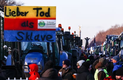 Una pancarta que reza "Mejor estar muerto que ser esclavo" colgaba el día 8 de un tractor en Berlín durante la huelga nacional de agricultores.
