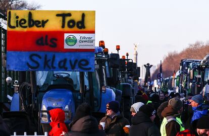 Una pancarta que reza "Mejor estar muerto que ser esclavo" colgaba el día 8 de un tractor en Berlín durante la huelga nacional de agricultores.