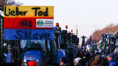 Una pancarta que reza "Mejor estar muerto que ser esclavo" colgaba el día 8 de un tractor en Berlín durante la huelga nacional de agricultores.