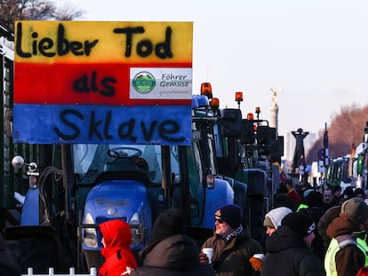 Una pancarta que reza "Mejor estar muerto que ser esclavo" colgaba el día 8 de un tractor en Berlín durante la huelga nacional de agricultores.