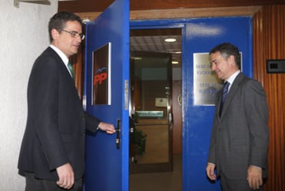 Antonio Basagoiti (izquierda) recibe al presidente del PNV, Iñigo Urkullu, en la sede del PP.