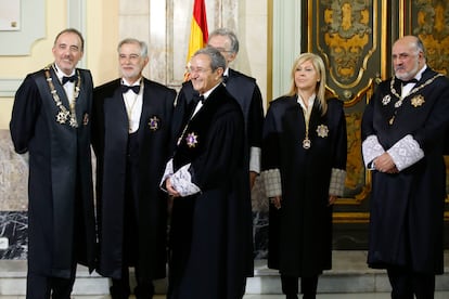 Un grupo de magistrados, encabezados por el presidente en funciones del Supremo, Francisco Marín Castán (en el centro), esperaba al inicio del acto de apertura del año judicial, el jueves en la sede del alto tribunal.