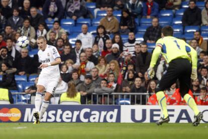 Benzema envía el balón en parábola sobre Sorín y logra su tercer gol, el cuarto del Madrid.