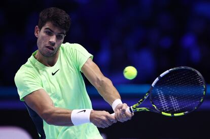 Carlos Alcaraz, durante su partido contra el ruso Daniil Medvedev en el Pala Alpitour de Turín, el 17 de noviembre. 