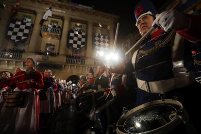 Un momento del acto de izada de la bandera de la ciudad.