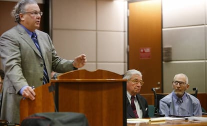 De izquierda a derecha: el abogado David Chesnoff, Dick DeGuerin y Robert Durst, en un juicio en 2017.