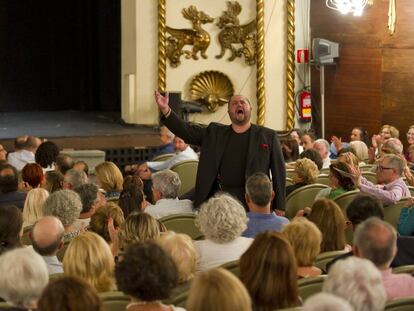 El tenor Celso Albelo cantando en la platea durante uno de los bises.