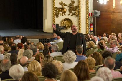 El tenor Celso Albelo cantando en la platea durante uno de los bises.