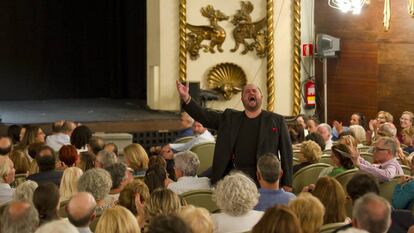 El tenor Celso Albelo cantando en la platea durante uno de los bises.
