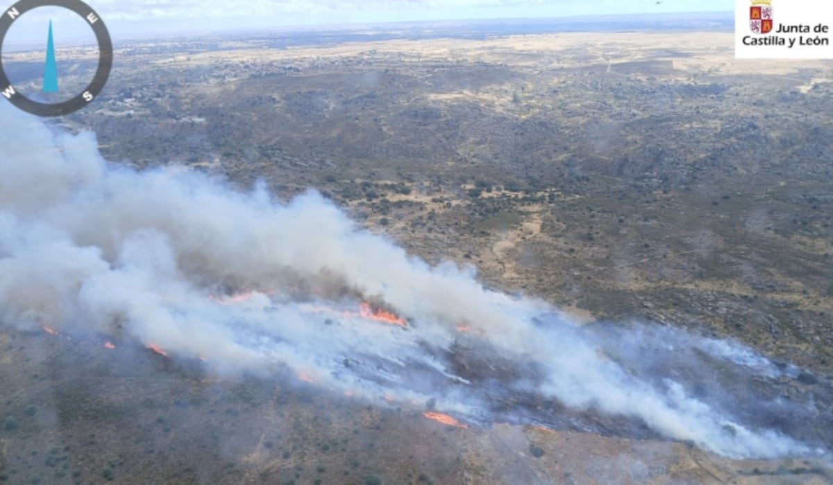 Un incendio provoca el confinamiento de la localidad zamorana de Ricobayo y el corte de dos carreteras