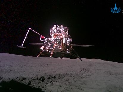 La sonda china 'Chang'e 6', fotografiada el 3 de junio por el rover que transportaba a bordo.